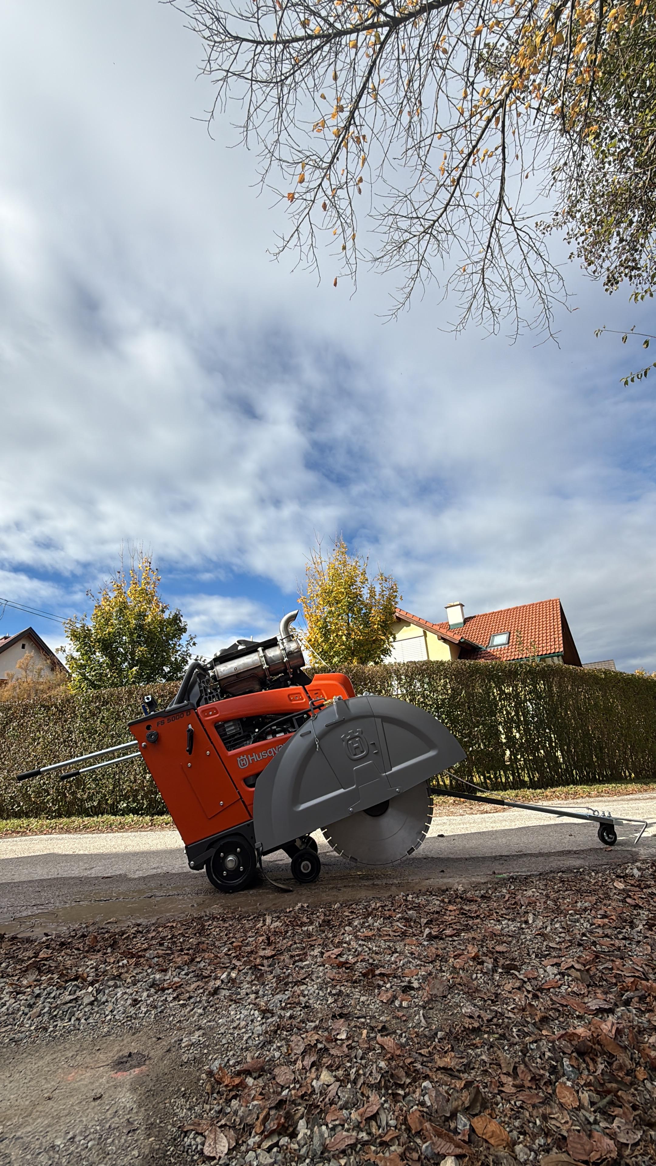 Fugenschneider im Wohngebiet